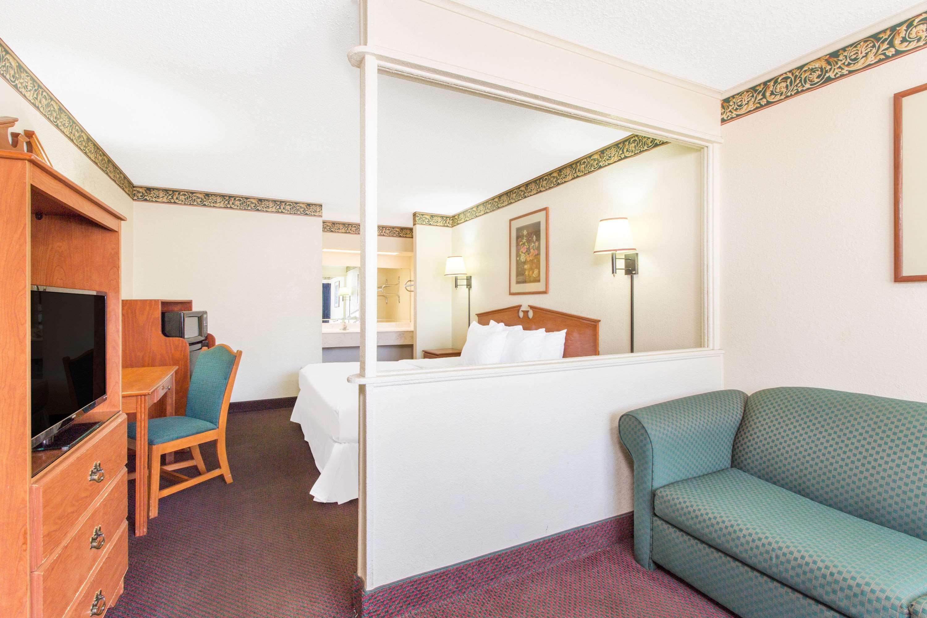 Days Inn & Suites By Wyndham Marshall Exterior foto