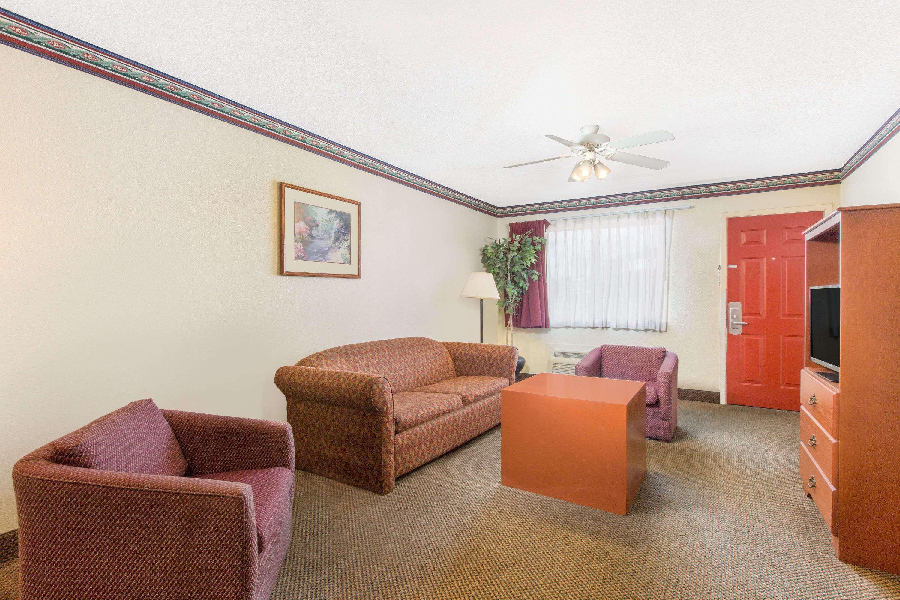 Days Inn & Suites By Wyndham Marshall Exterior foto